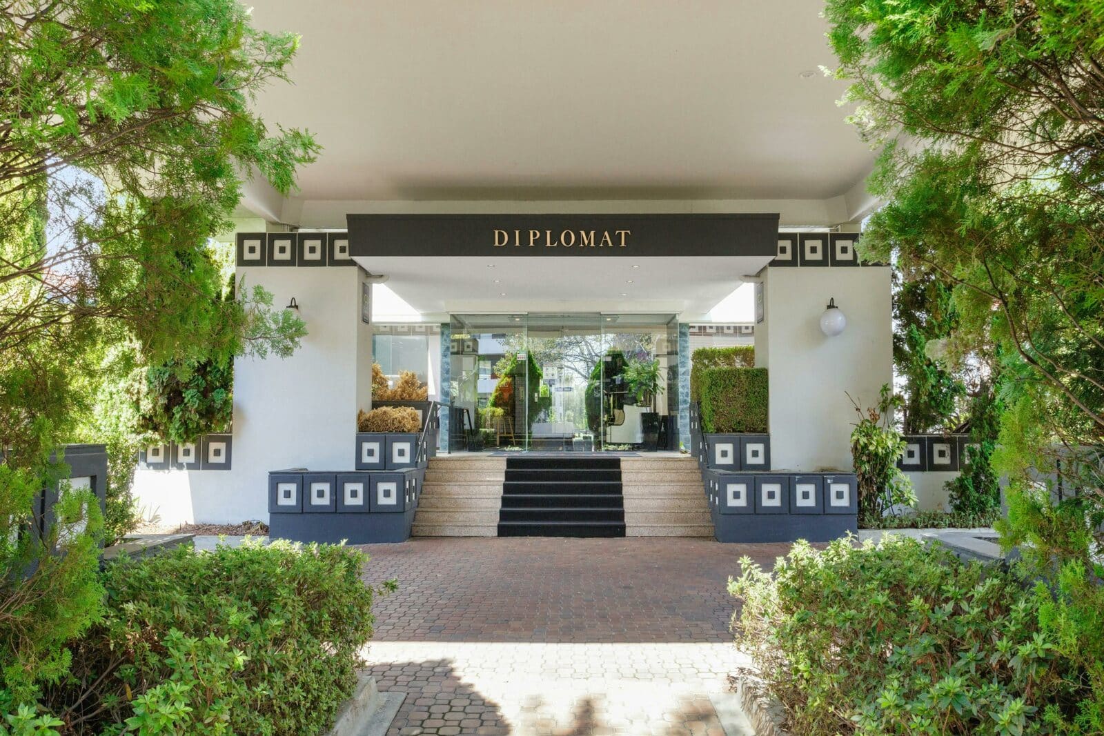 Entrance to Ramada Diplomat Canberra boutique hotel from Hely St Drive way