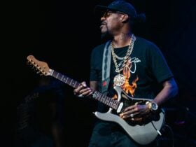 Eric Gales with guitar