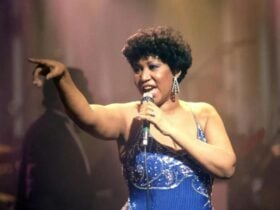 Aretha Franklin performing