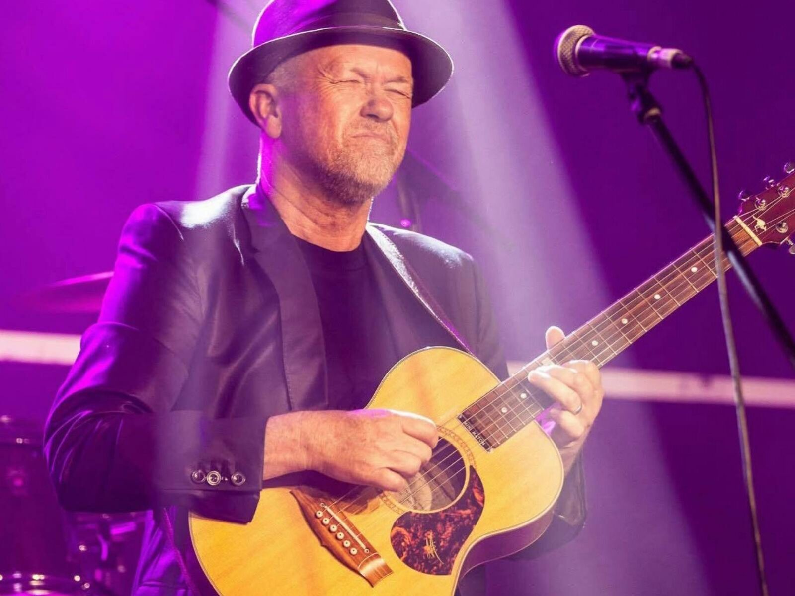 Matt Arthur performing
