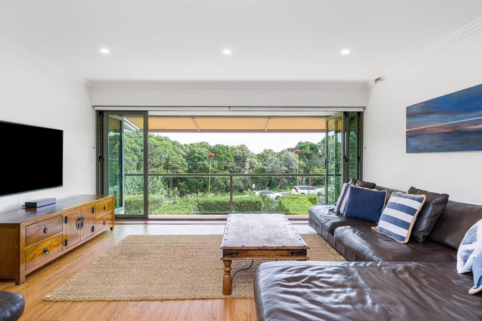 3 James Cook Apartments - Byron Bay - Living Area