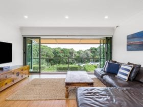 3 James Cook Apartments - Byron Bay - Living Area