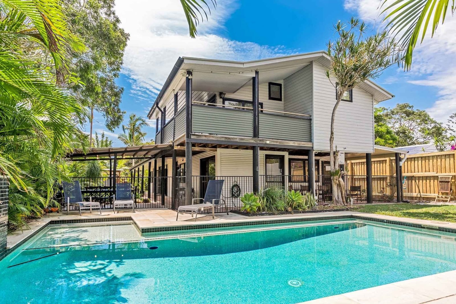 Bangallys - Byron Bay - Pool and Back of House