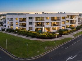 Bay Royal Apartment 2 - Byron Bay - Front of building - dusk 3