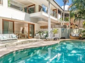 Beachcomber Blue - Byron Bay - Pool towards House