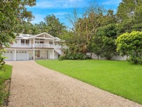 Golden Hus - South Golden Beach - Driveway to Front of House