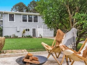 Mullum River House - Mullumbimby - Back yard and firepit