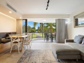 Pacific Blue - Byron Bay - Dining Balcony and Living