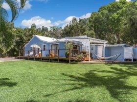 San Juan Surfers Cottage - Byron Bay - Front of the House and Yard