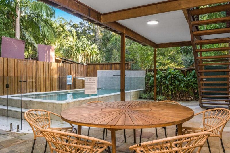 Skye Lodge - Byron Bay - Outdoor Dining and Pool