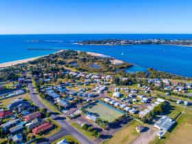 Blacksmiths Beachside Holiday Par