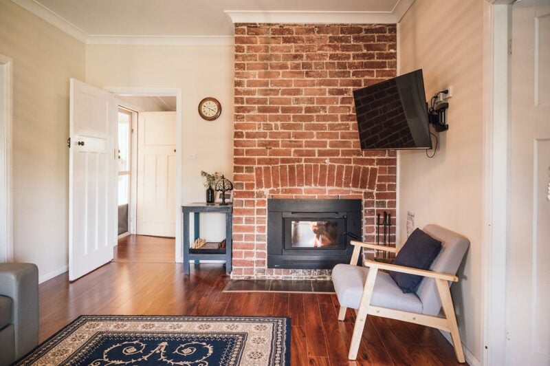 Beautiful indoor fireplace, digital flatscreen Tv and WiFI