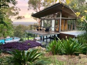 Blue Mountains Bushland Luxury Retreat, at Base of Blue Mountains, near Sydney with Pool, sauna