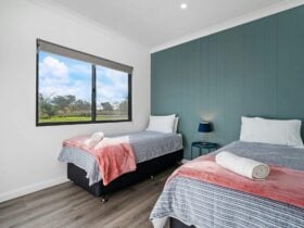 Bedroom with 2 singles