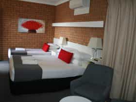 Golden Harvest Motor Inn