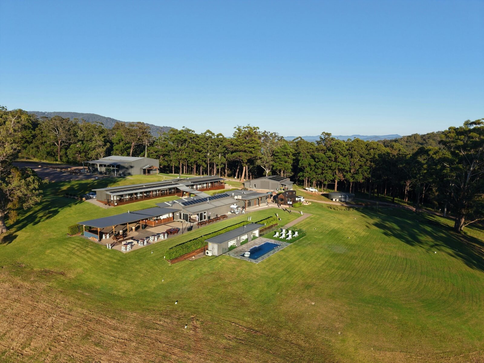 nestled on 400 acres. Beach 1.5km infornt and the lake is 1.2km behind