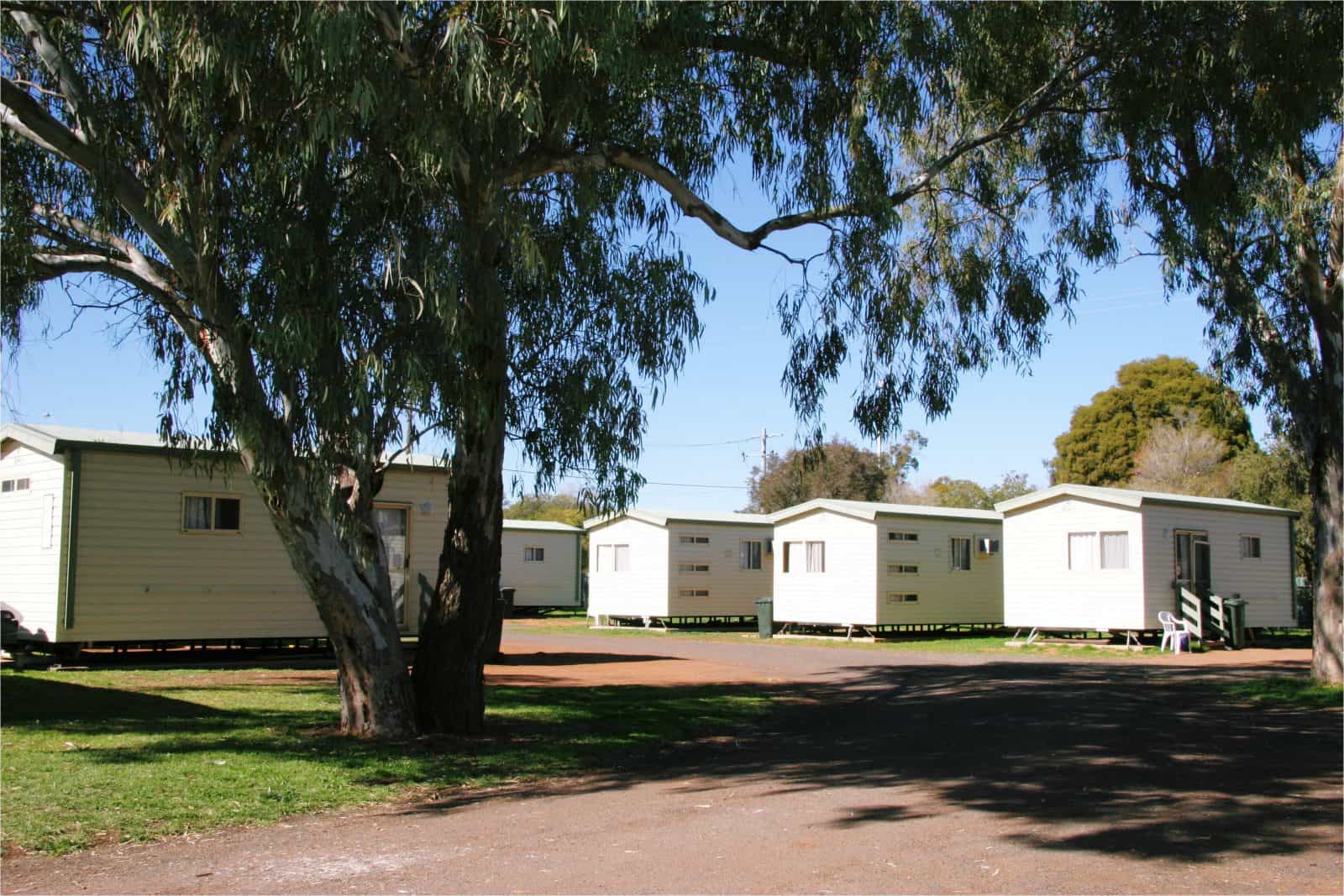 Photo of cabins in the Hillston Caravan Park