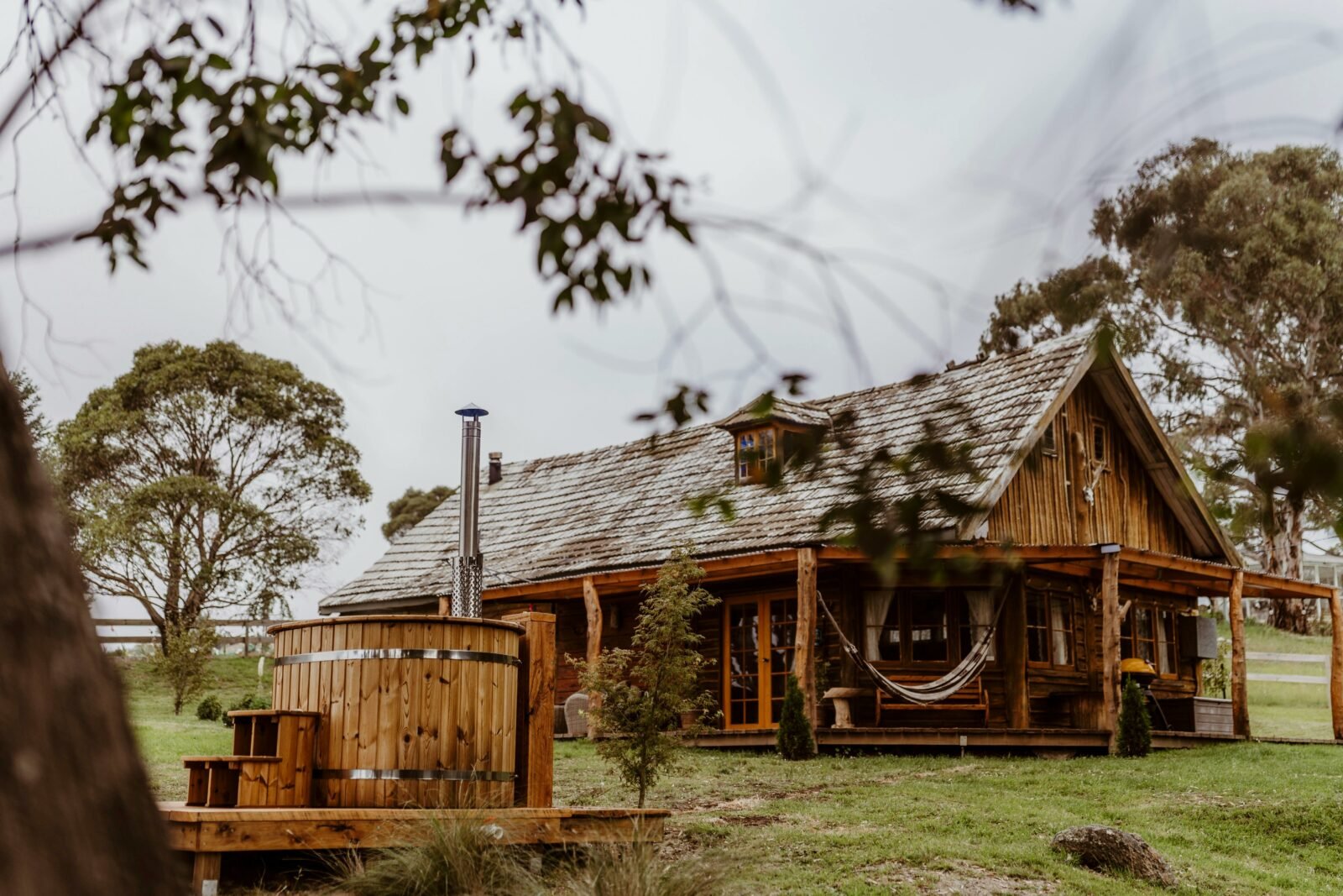A secluded log cabin in Snowy Mountains. A hot tub invites to soak under the open sky.
