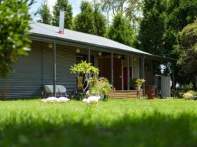 Near Wisemans Ferry, Peats Ridge, Hawkesbury River & Newcastle. For families & romantic getaways