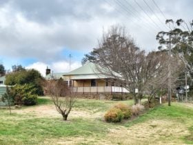 Nestled within a working orchard - Melrose cottage caters for up to 10 people