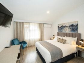 Deluxe Queen Room layout.