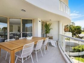 Oceanfront Byron Palms - Byron Bay - Outdoor Dining Area towards Living