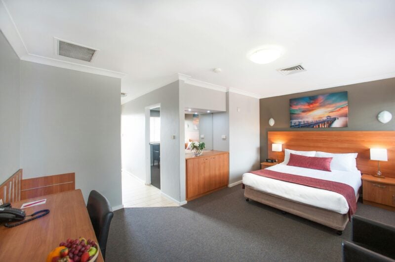 Business Suite with Seprate Lounge /Study