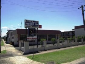 River Park Motor Inn beside the river.