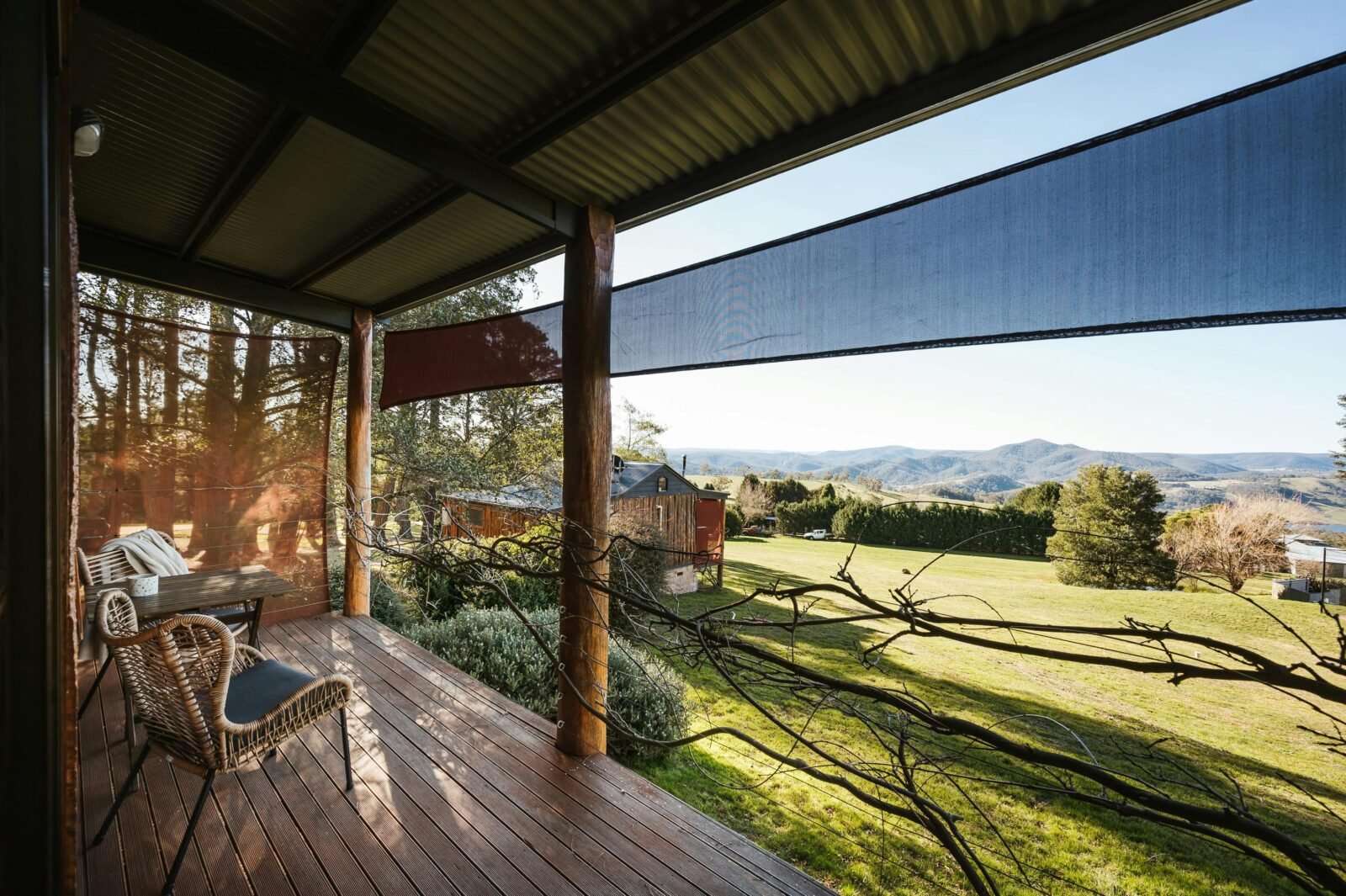 Lake Lyell ,Mount Walker, Cabins, Blue Mountains, Lithgow, Adults Only, Spa, Fire, BBQ, King Bed