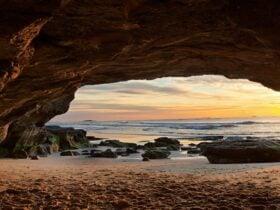 Swansea-accommodation-beach-cave