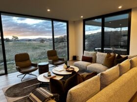 The Horned Cow - Living room and views