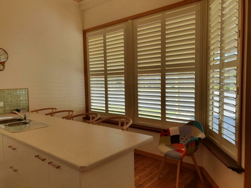 Kitchen area with bench top and four very comfortable chairs plus two more comfy chairs.