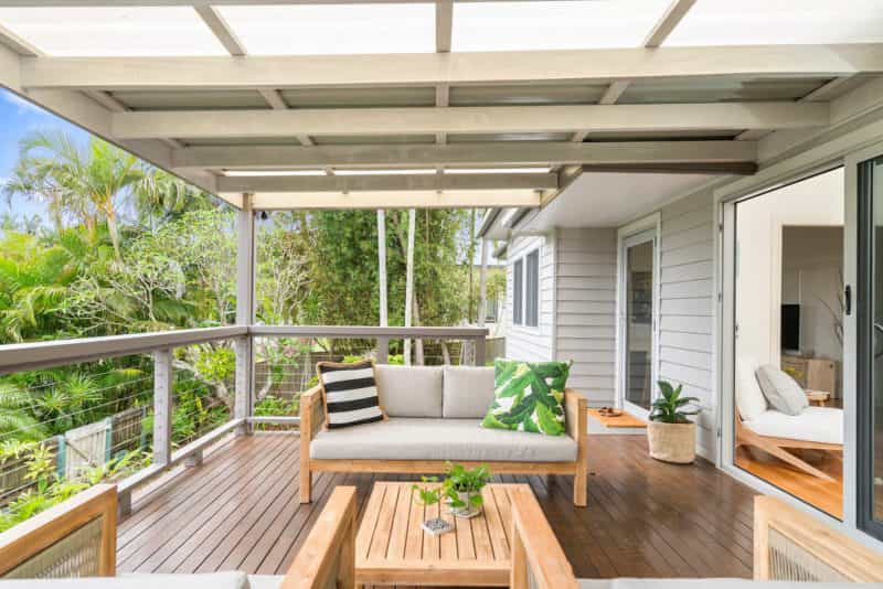 The White Rabbit - Byron Bay - Front Balcony Bright Green