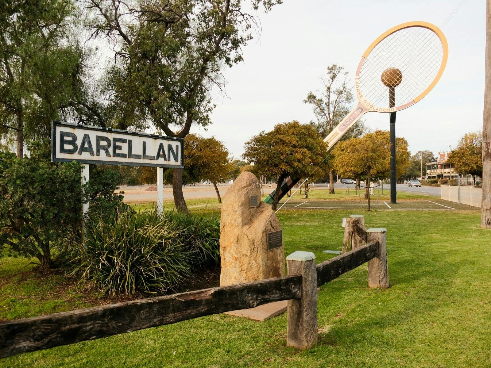 Barellan sign and Tennis racquet