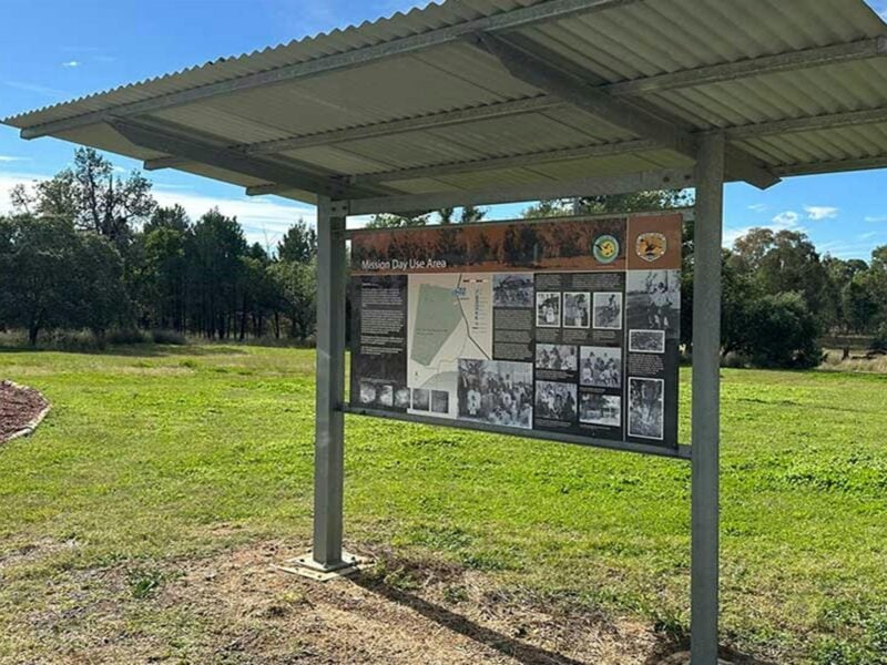 An interpretive sign at Terry Hie Hie Aboriginal Area. Credit: DCCEEW © DCCEEW