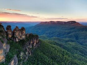 Sunrise over the Three Sisters and Mount Solitary in the Blue Mountains National Park, Katoomba