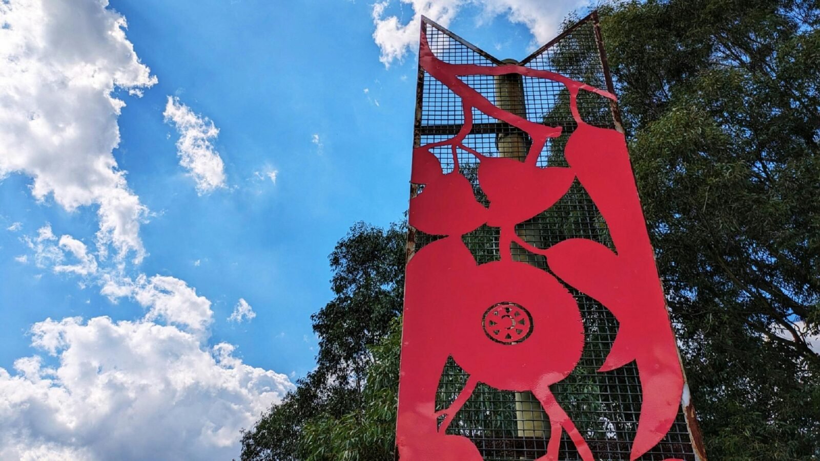 Set along the banks of the Pages River in Murrurundi, Turning the Pages is a sculptural installation