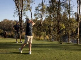 Teeing of on teh Murray 5th alongside the Murray River