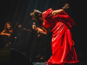 Bloom sings Stevie Nicks, Linda Ronstadt & Carole King
