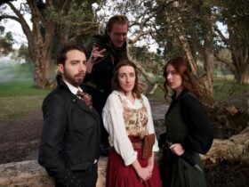 The four actors invite you to enjoy the show
