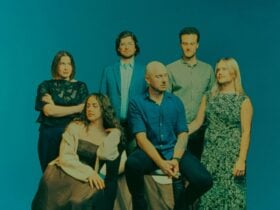 The six singers of Luminescence standing together