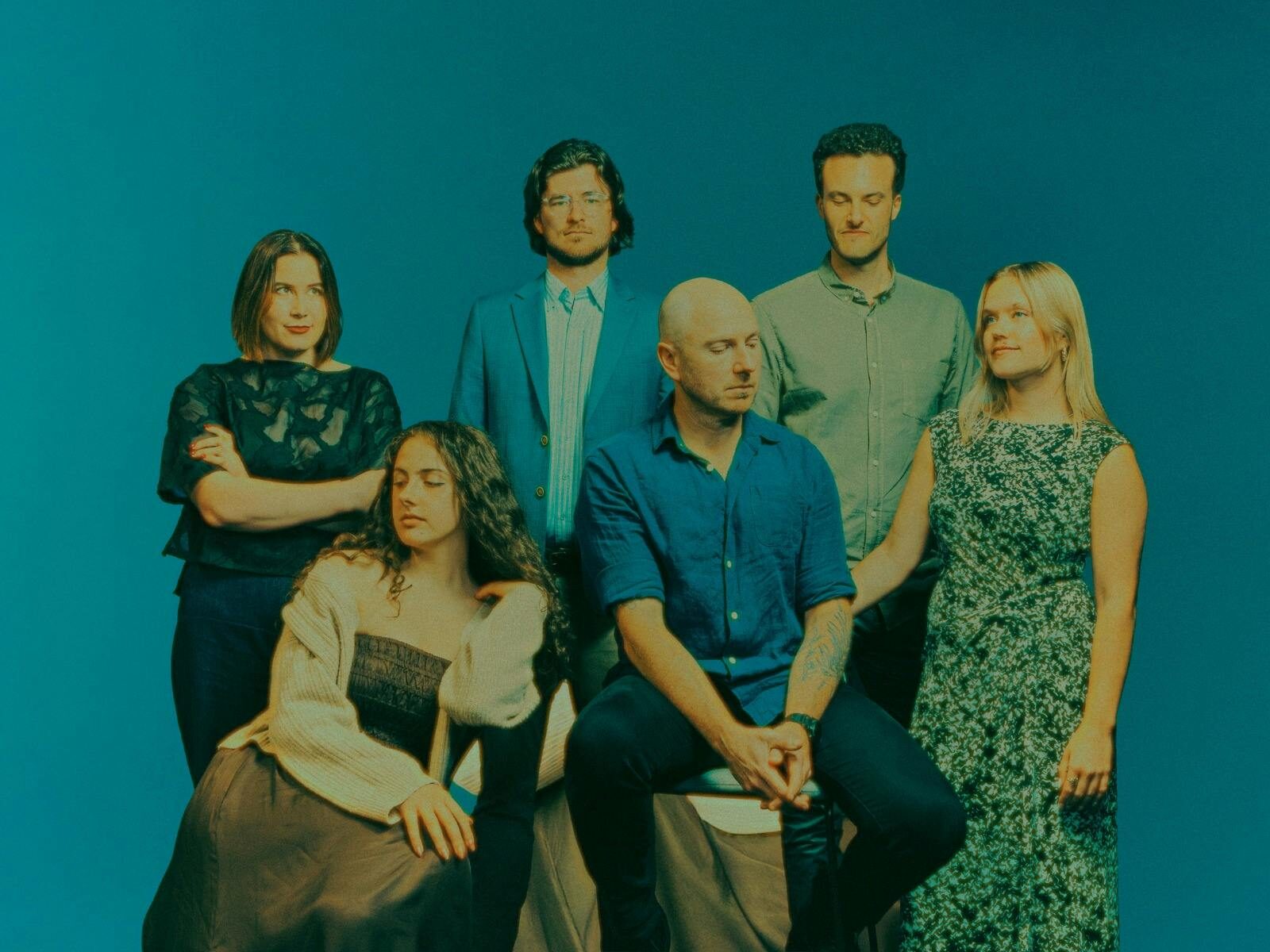 The six singers of Luminescence standing together