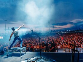 Country artist on the main stage