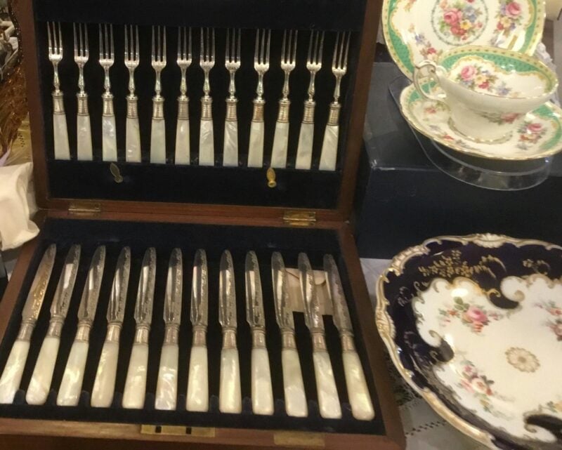 Mother of pearl cutlery set with silver collars