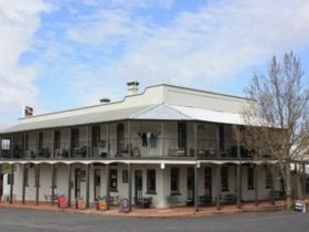 Bowning Hotel