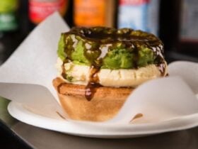 Pie, peas, mash and gravy from Harry