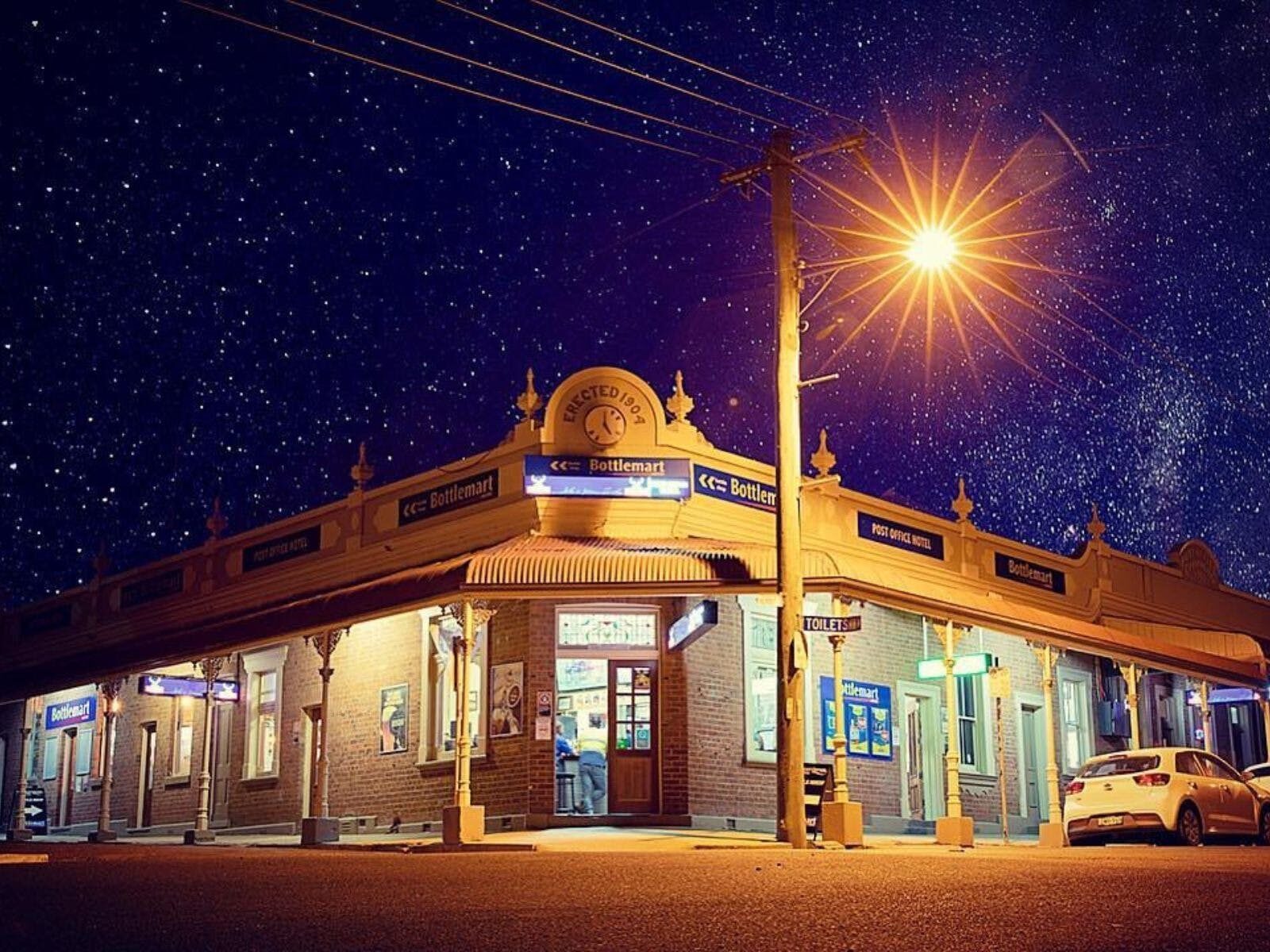 External view of Post Office Hotel Gulgong at night
