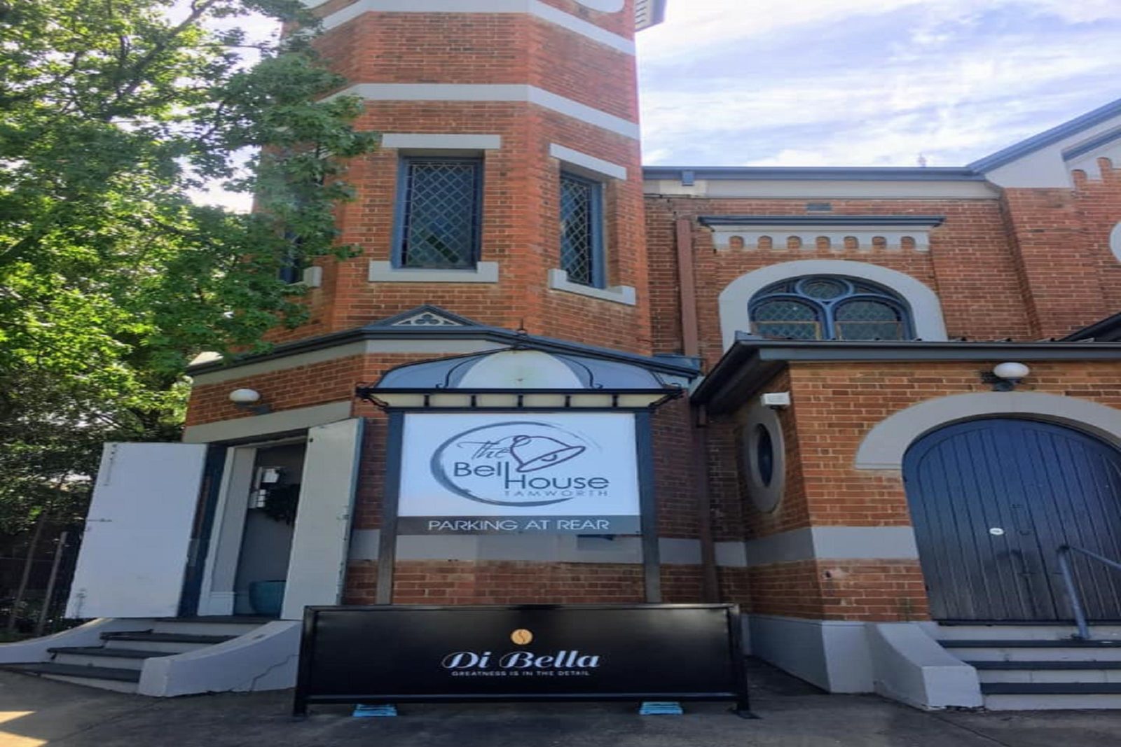 Image of the entrance to the Bellhouse Tamworth cafe