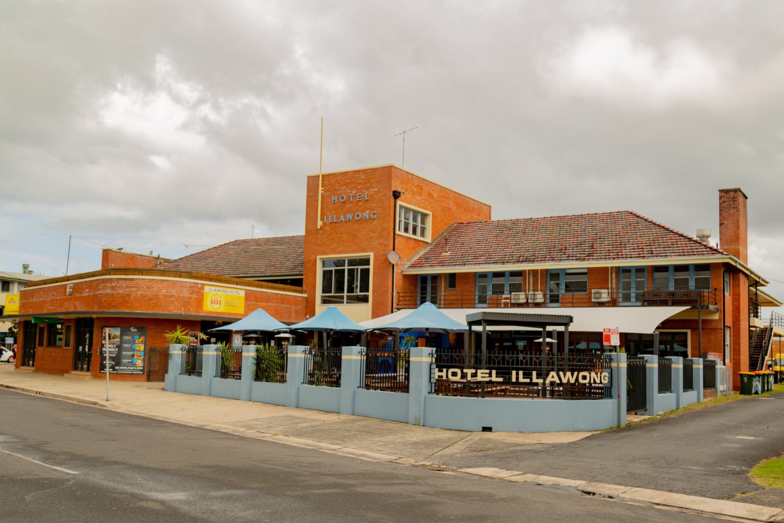 Image of Hotel Illawong, blue bring frontage and heritage brick.