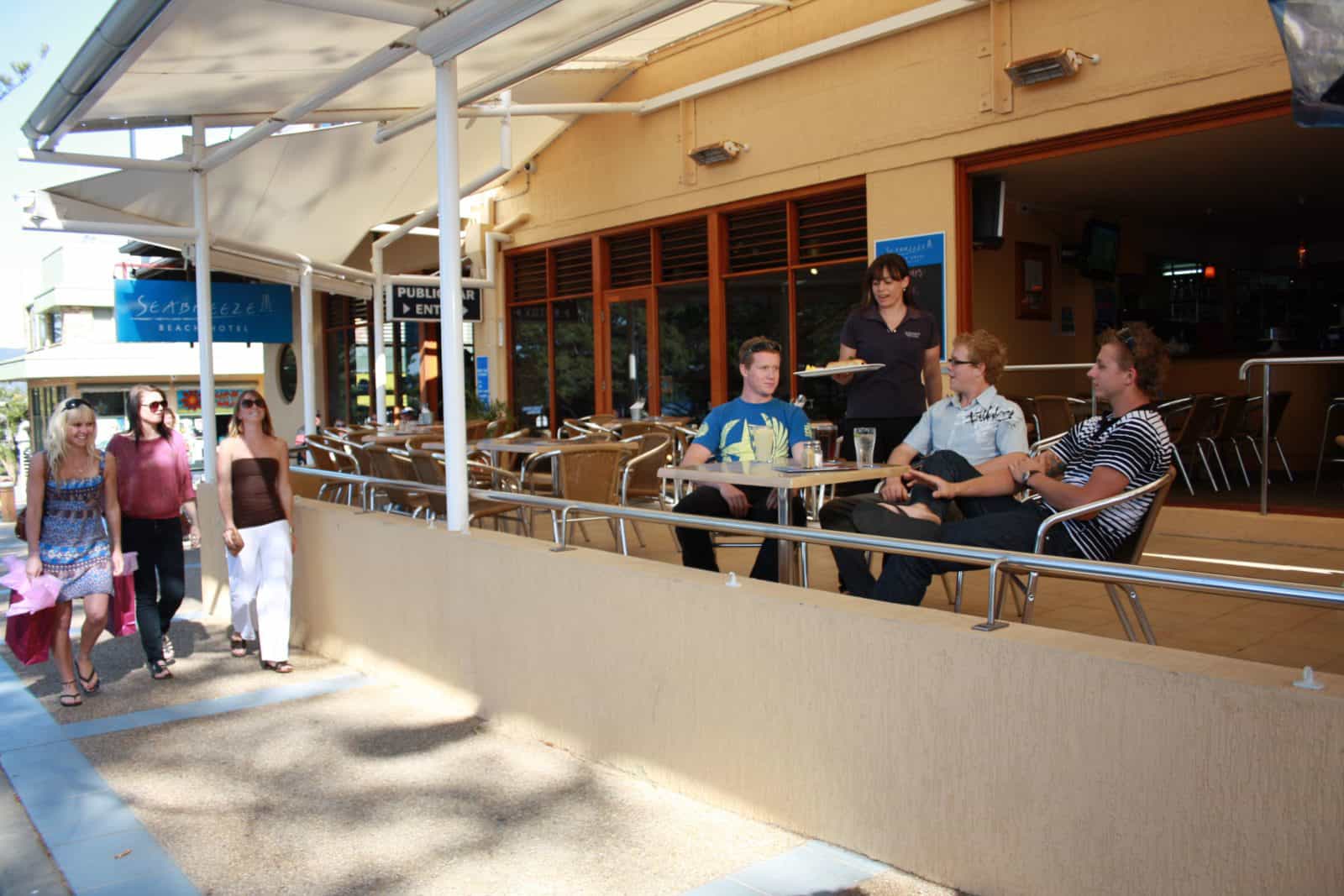Shopping ad dining at South West Rocks